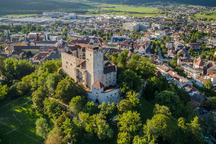 Bruneck und das Schloss im Sommer