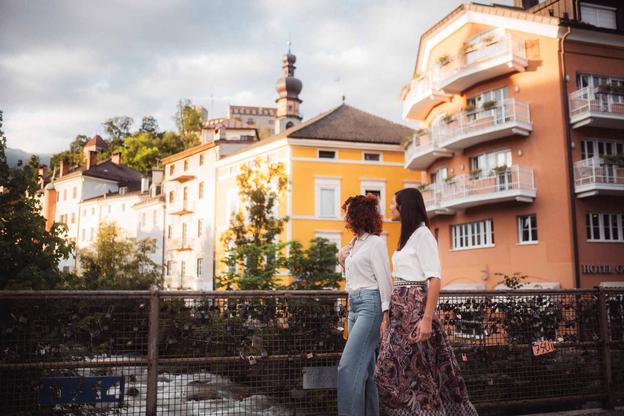 Zwei Frauen spazieren über die Groß-Gerau-Promenade in Bruneck
