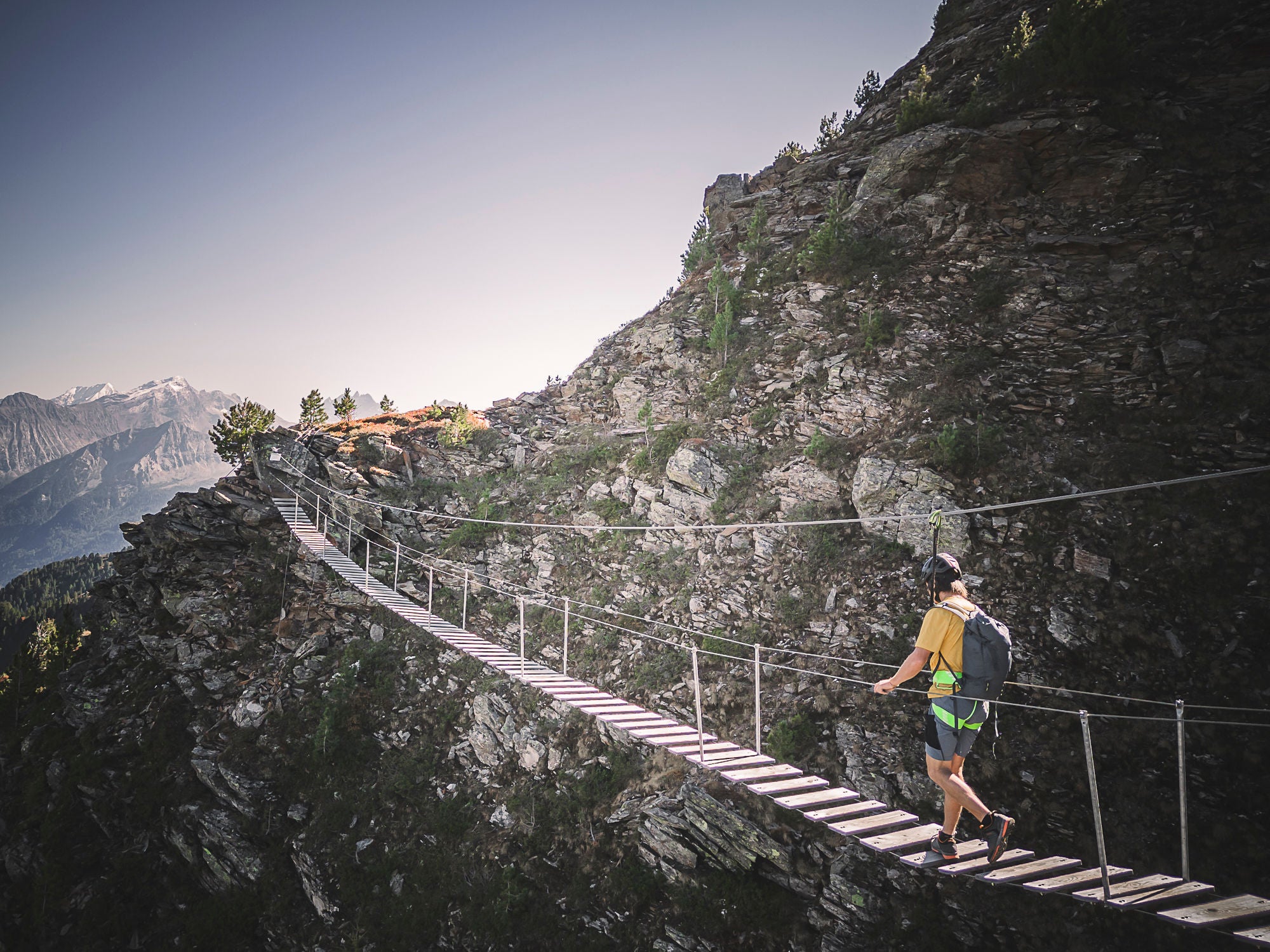 Eine Person auf der Hängebrücke auf dem Klettersteig am Speikboden