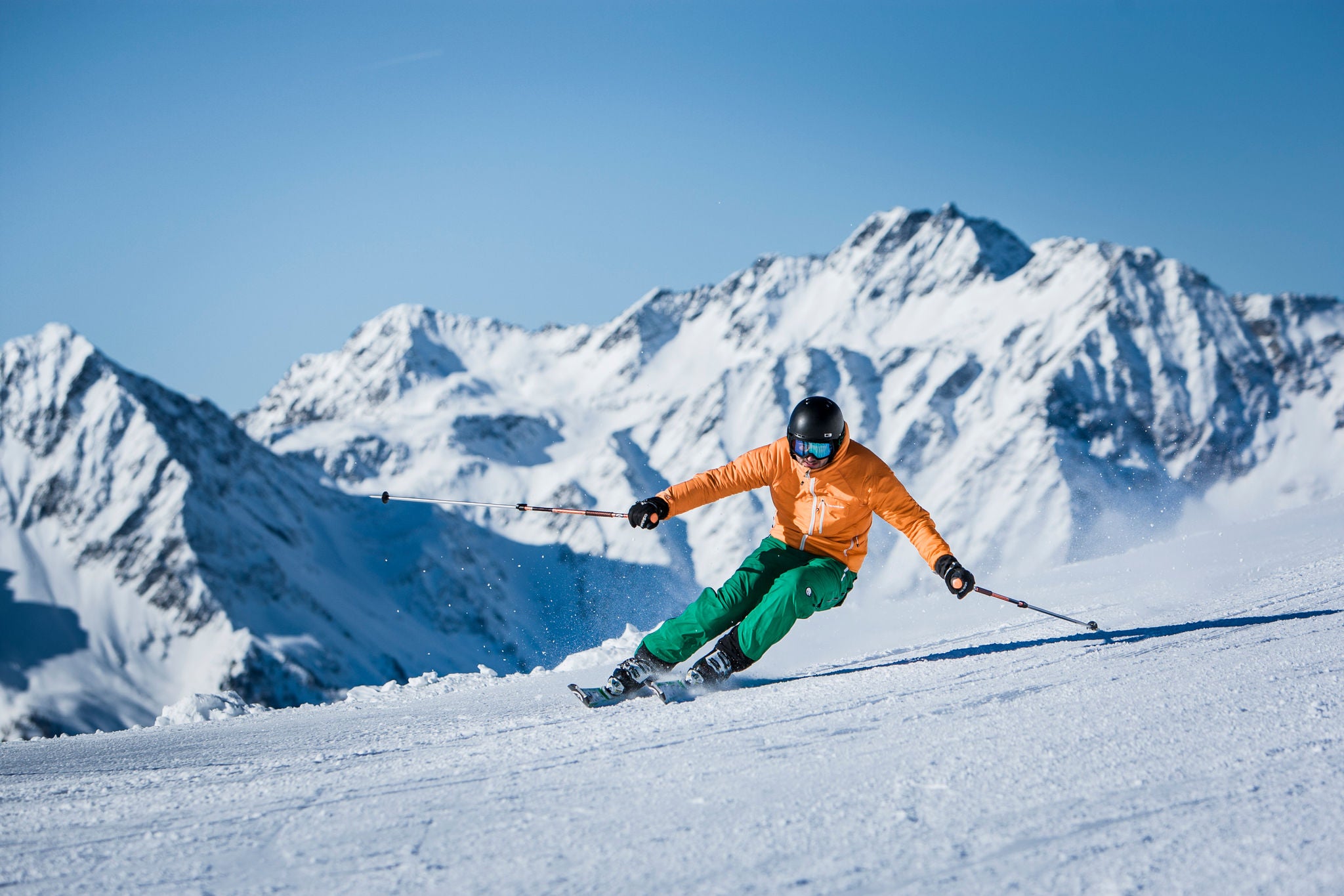 Skifahrer auf dem Klausberg mit Bergkulisse