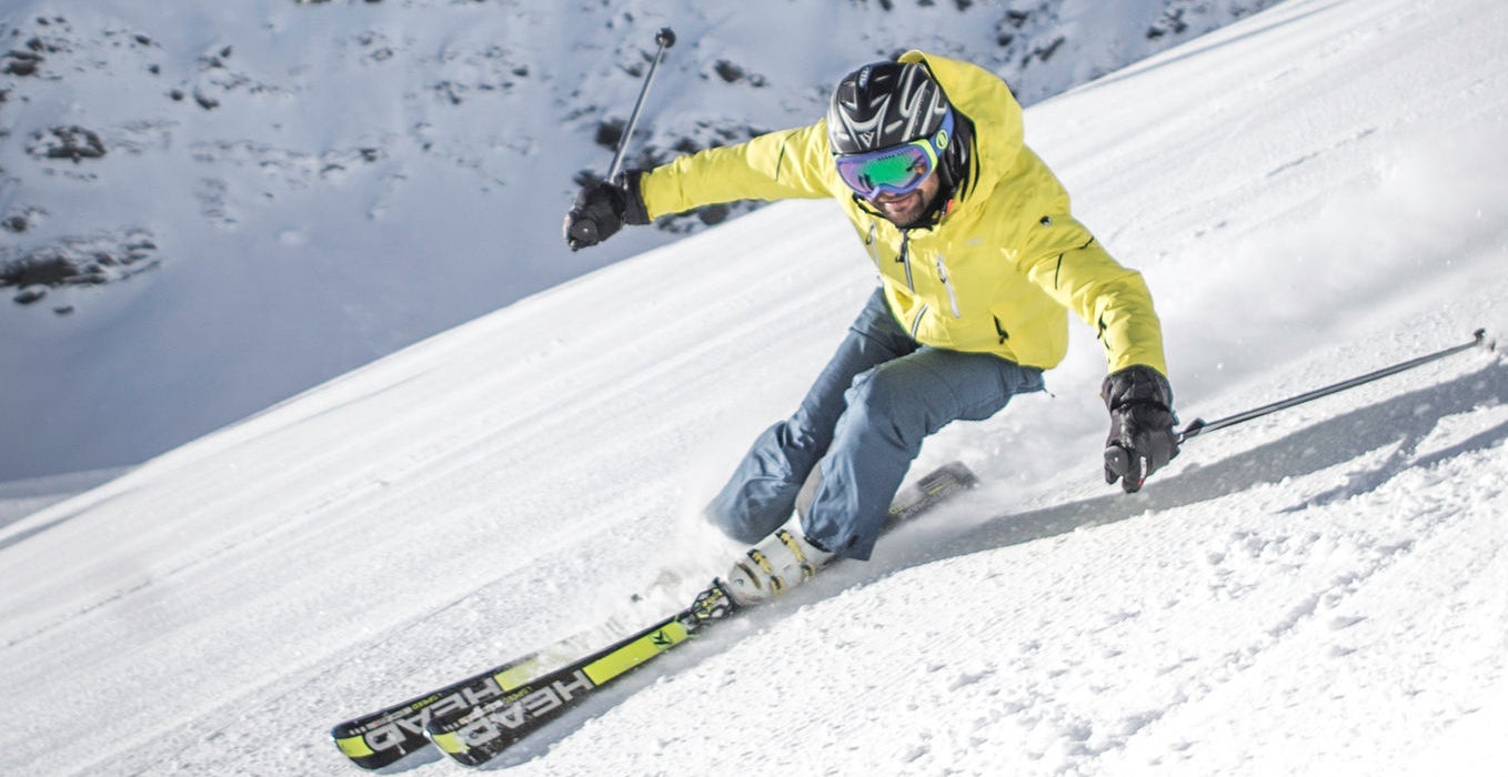 Skifahrer bei Abfahrt auf einer Piste auf dem Speikboden im Ahrntal