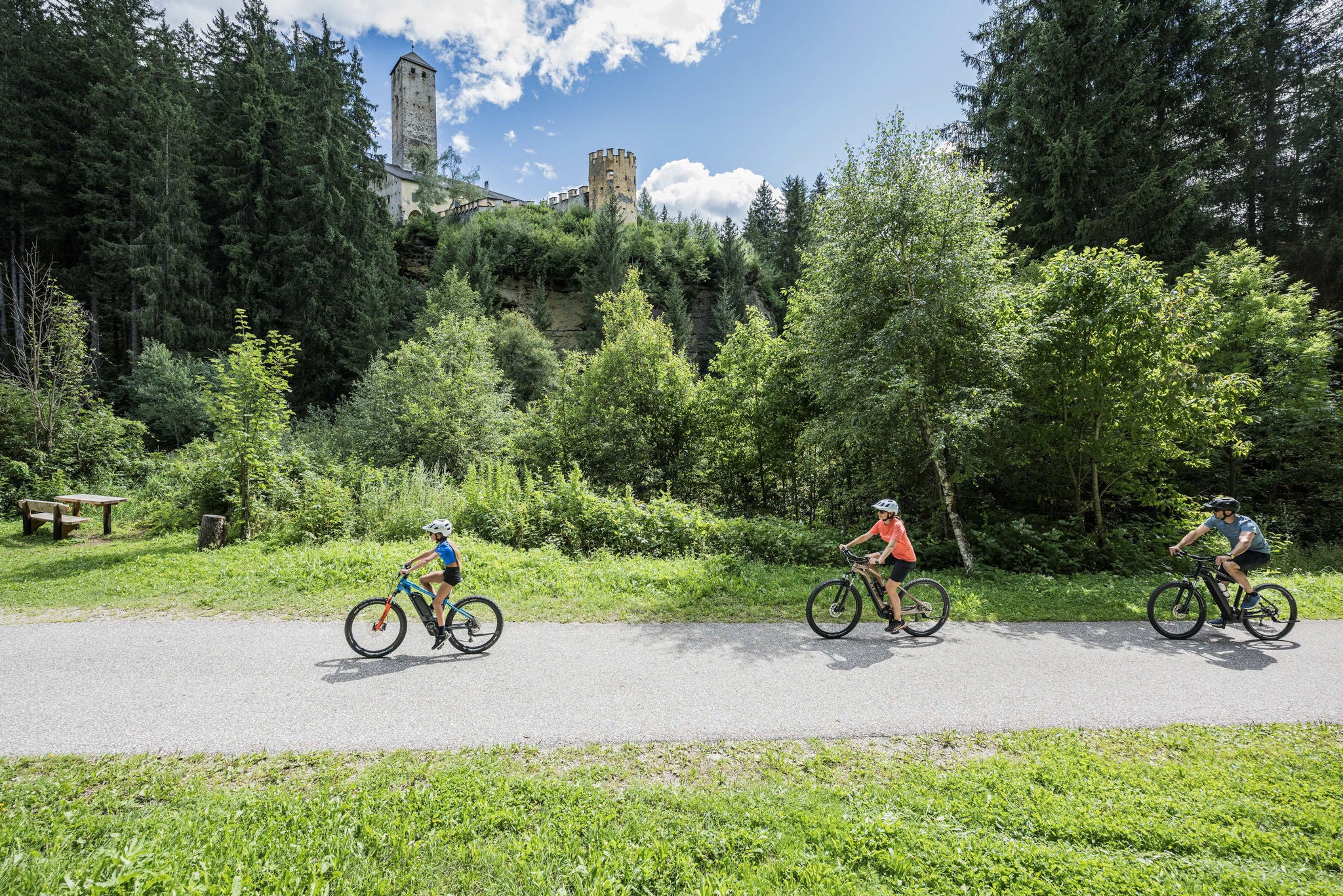 Mountainbiken im Gsieser Tal, das Schloss Welsperg im Hintergrund