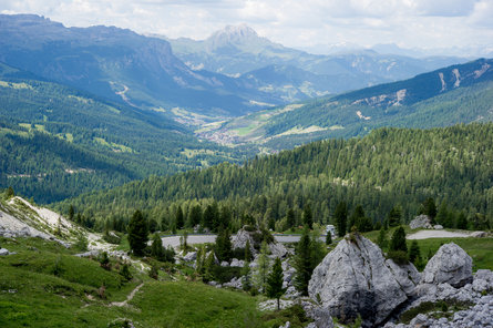 Il Passo Valparola nelle Dolomiti con vista sulla valle.