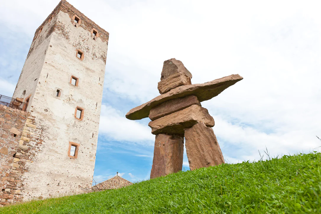 Una su una statua e sulla torre del Messner Mountain Museum a Castel Firmiano a Bolzano