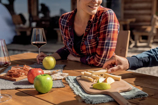 Zwei Personen sitzen am Tisch und genießen Südtiroler Produkte