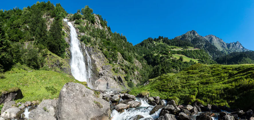 Wasserfall Partschins umgeben von grüner Natur