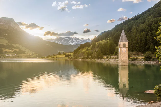 Lago di Resia con il famoso campanile fotografati in una giornata soleggiata in Val Venosta
