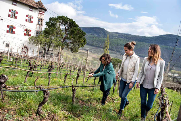Elena Walch e le sue figlie nella loro tenuta di vini