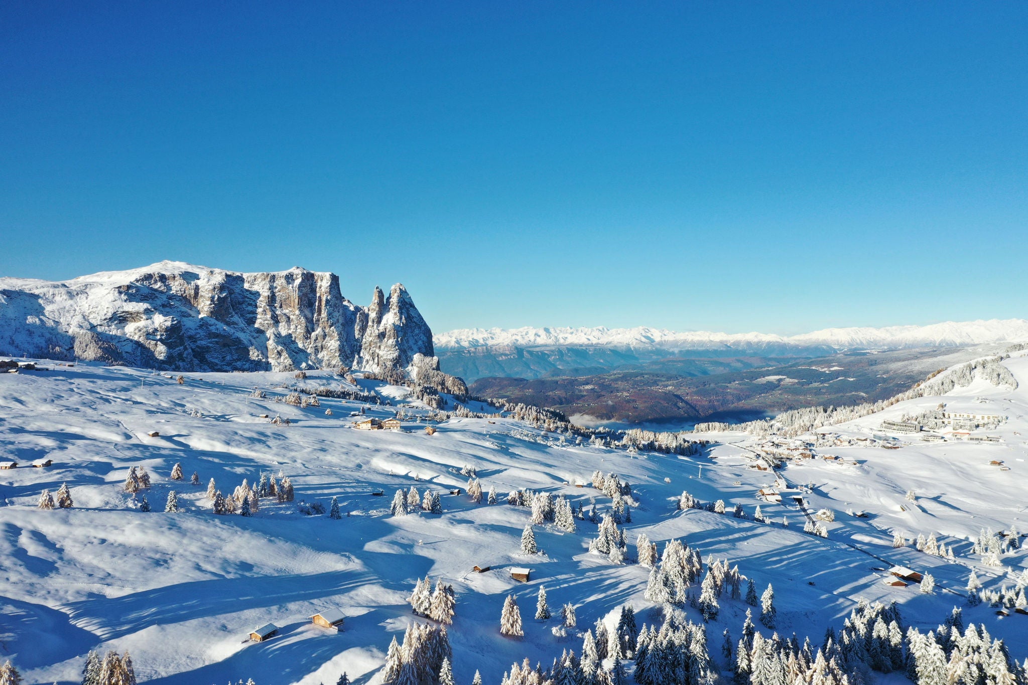 Die Seiser Alm mit dem Schlern im Winter