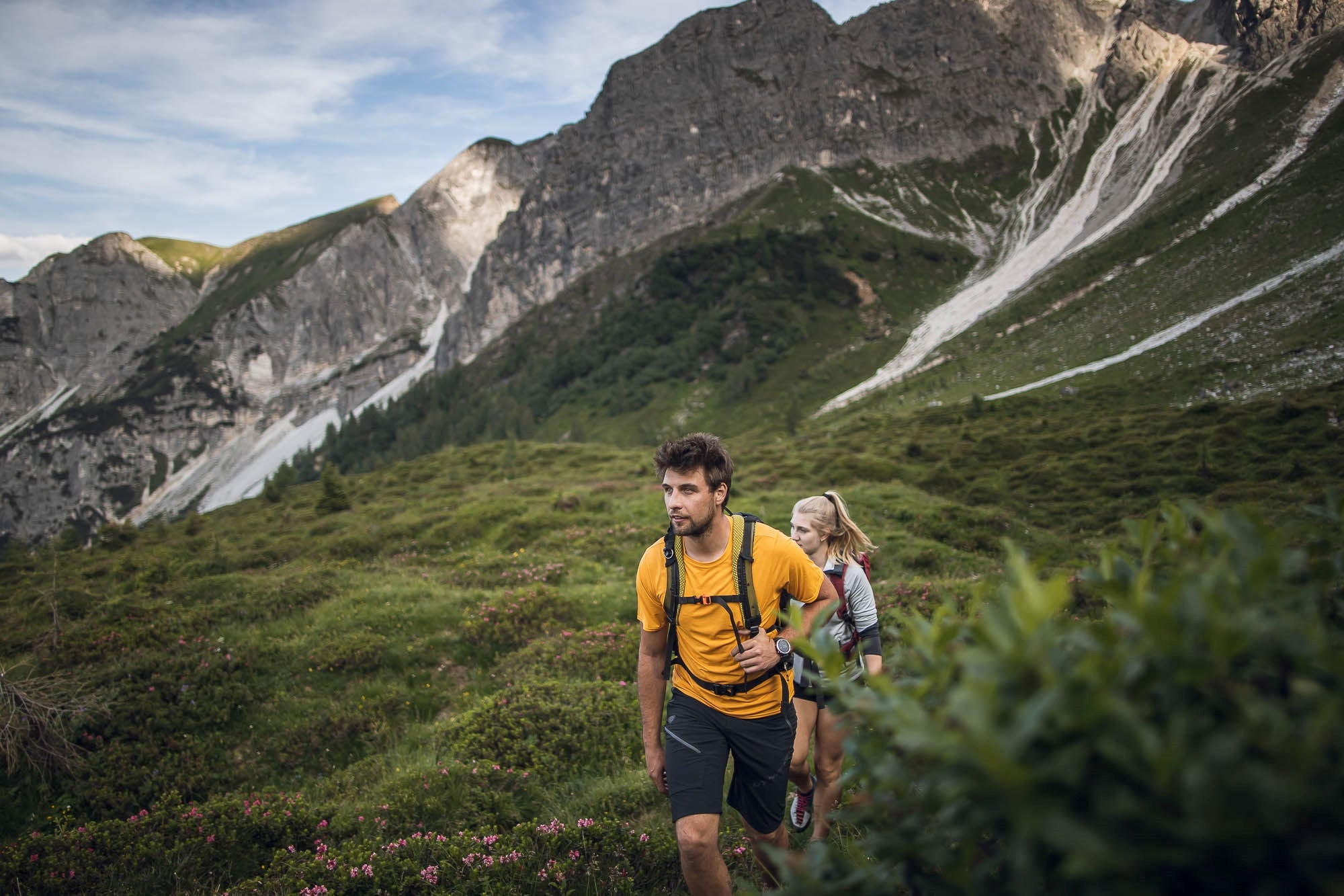 Ein Paar beim Wandern in Gossensass Ladurns