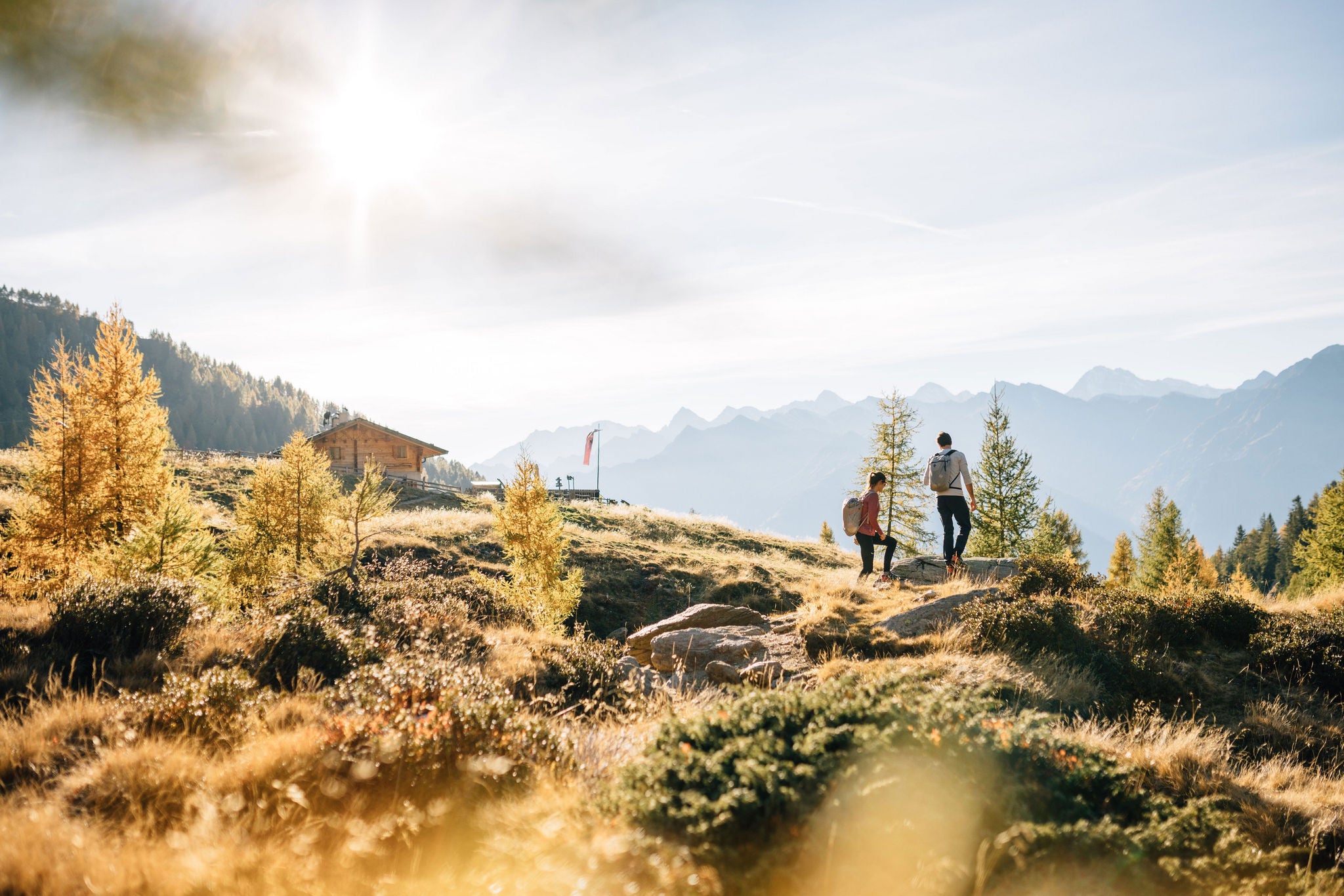 Zwei Freunden wandern im Herbst entlang des Passeiertal 