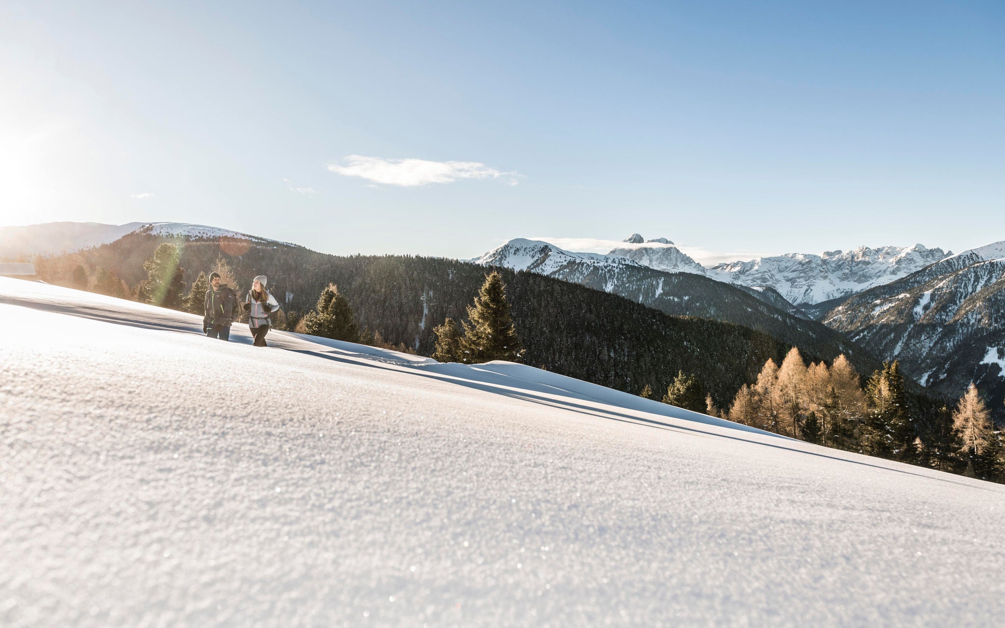 Zwei Winterwanderer in der Sonne auf der Lüsner Alm.