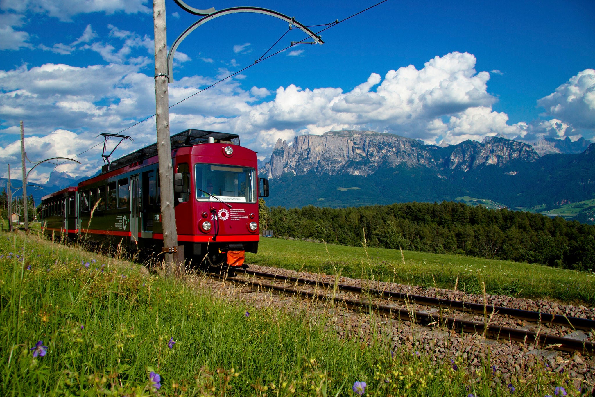 .
Die Rittner Schmalspurbahn wurde am 13. August 1907 eröffnet und verkehrt heute noch zwischen Oberbozen und Klobenstein. .Il treno del Reno fu inaugurato il 13 agosto 1907 e collega tuttora Soprabolzano e Collalbo. .The Ritten Train is a ‘sightseeing tram’ for the Dolomites. Completed in 1907, the train is still running from Oberbozen to Klobenstein. .