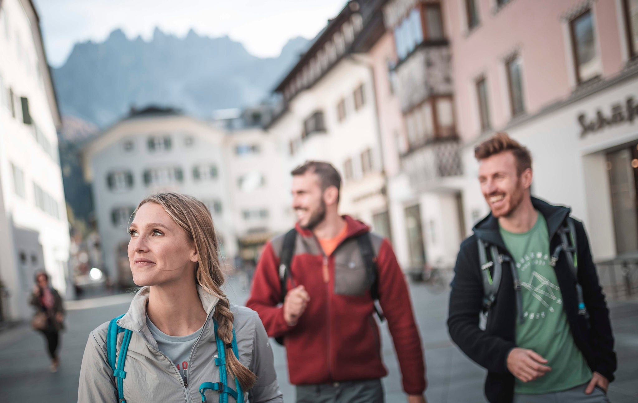 Wanderer spazieren durch Innichen in der Dolomitenregion 3 Zinnen