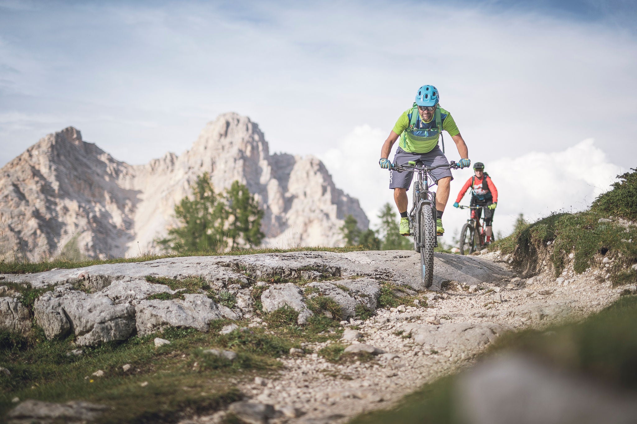 Zwei Freunde machen eine Mountainbike Tour im im Naturpark Fanes-Sennes-Prags