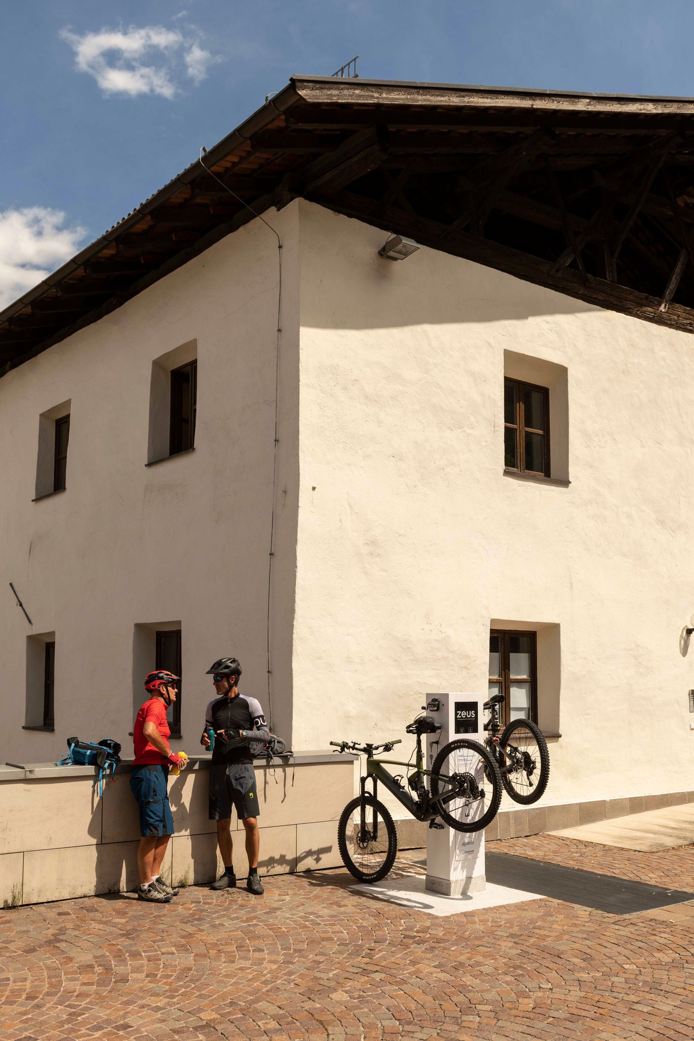 Zwei Personen stehen an einer EBike Ladestation