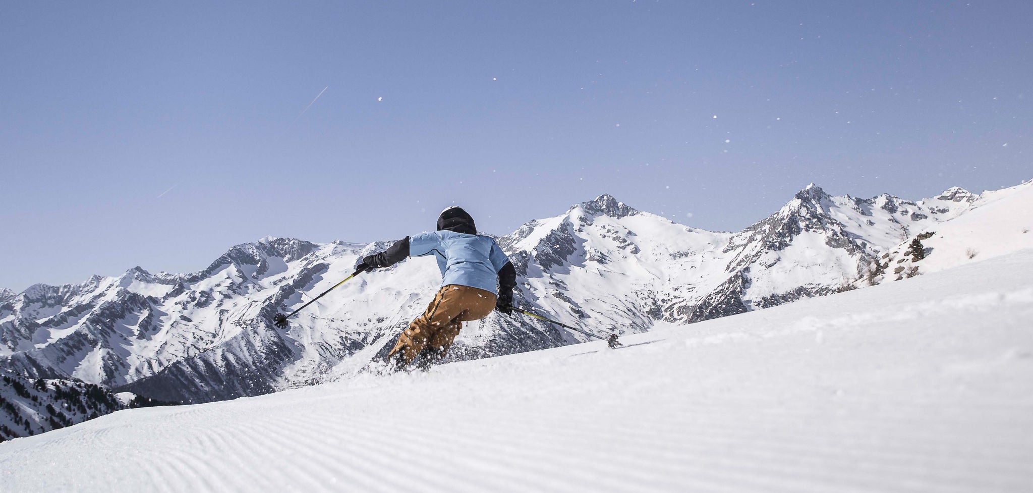 Skifahrer auf einer Piste am Klausberg im Ahrntal