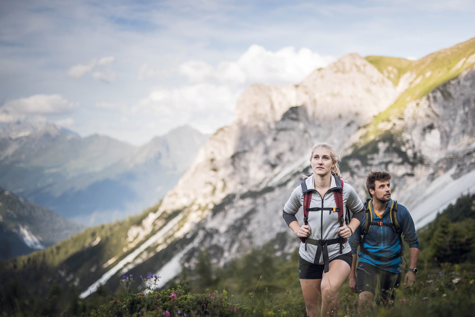 Ein Paar beim Wandern in Gossensass Ladurns