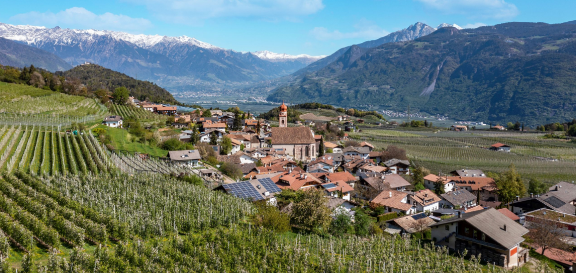 Tisens und Prissian mit den Gebirgen im Hintegrund im Frühling