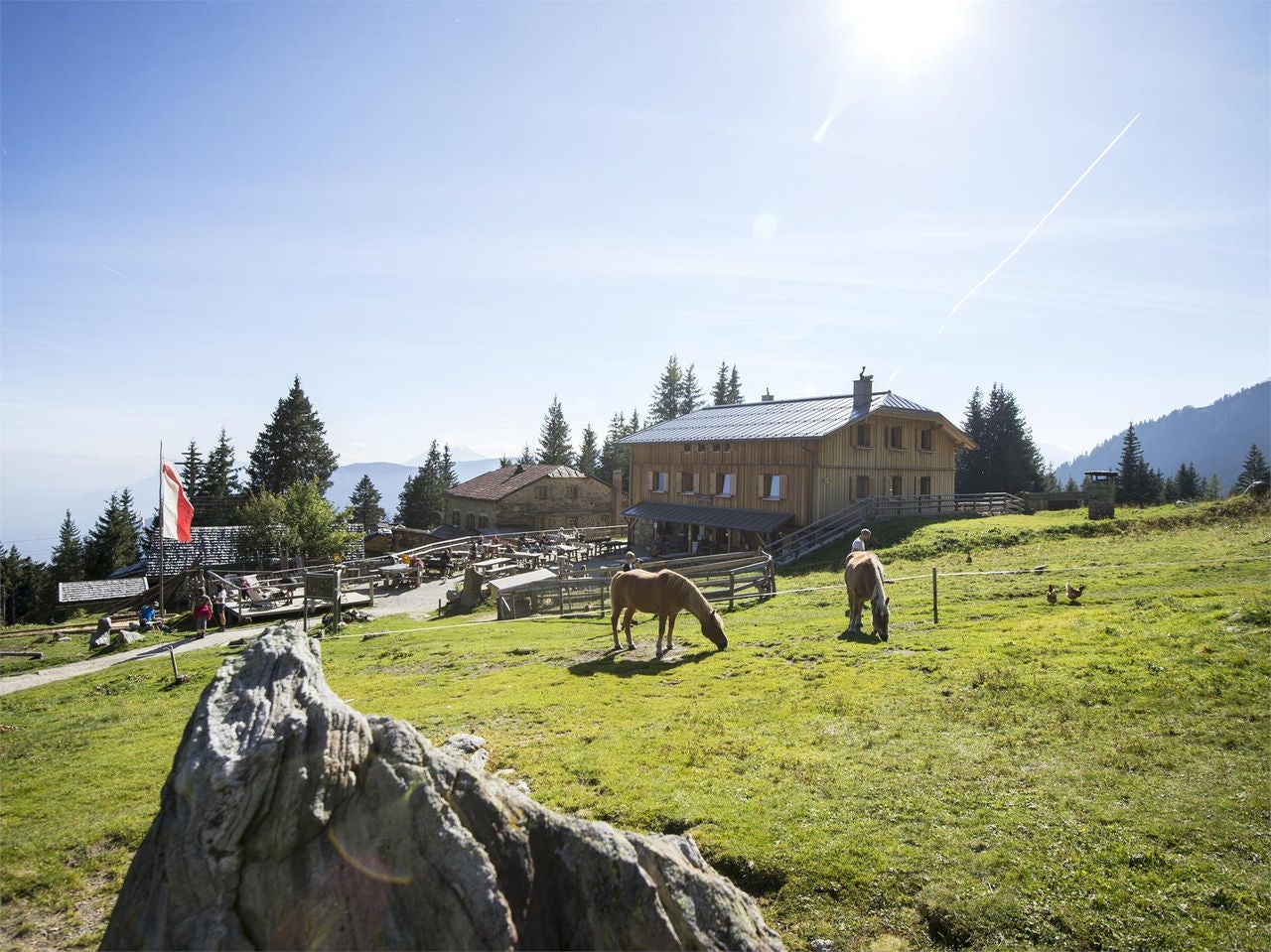 Das in Holz errichtete Schutzhaus Hochgang am Meraner Höhenweg