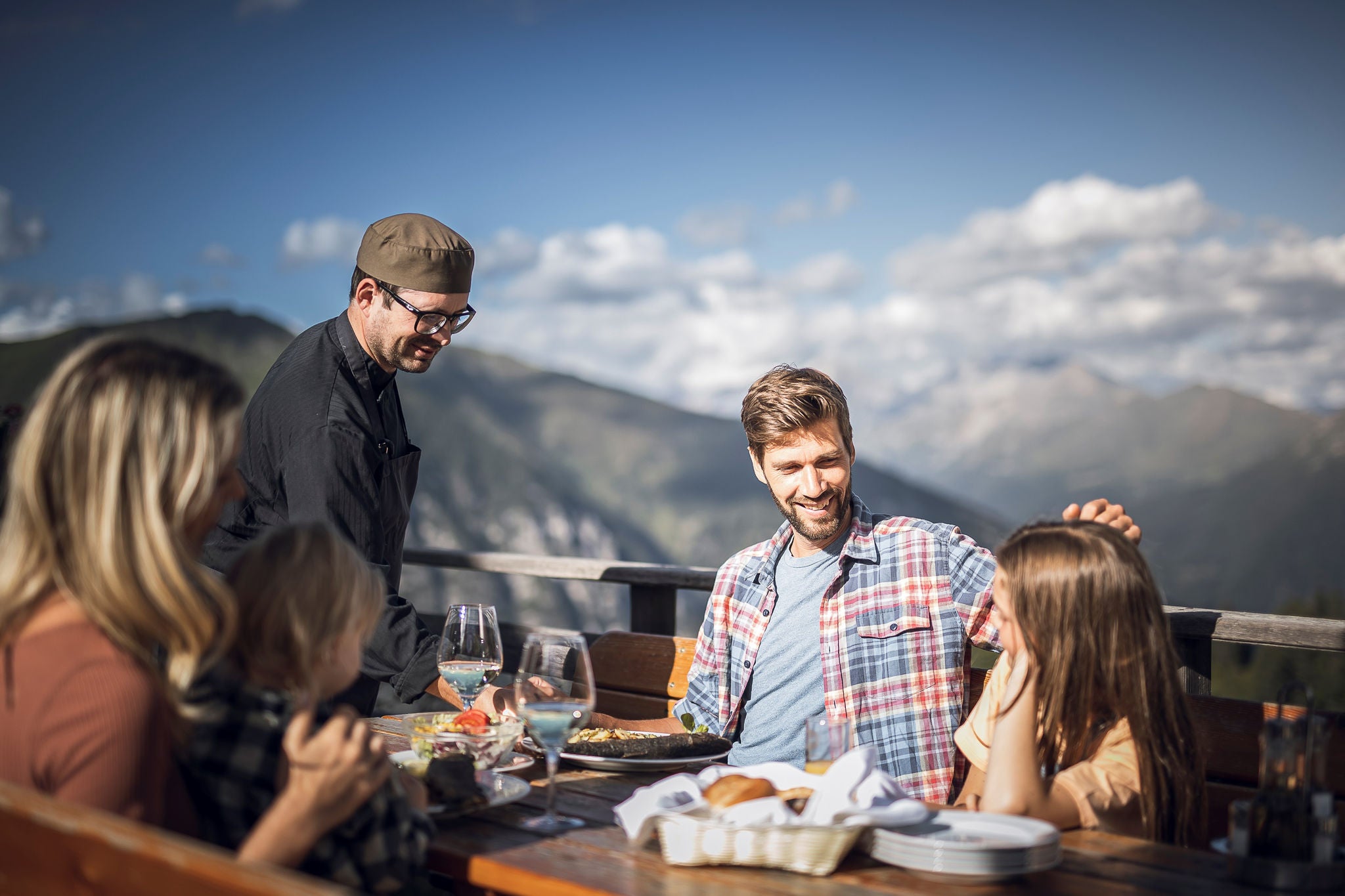 Ein friedliches Mittagessen auf einer Berghütte im Herbst in Gossensass/Ladurns