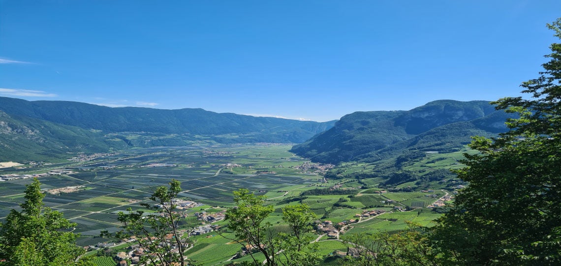 as Tal und die Berge im Südtiroler Unterland im Sommer