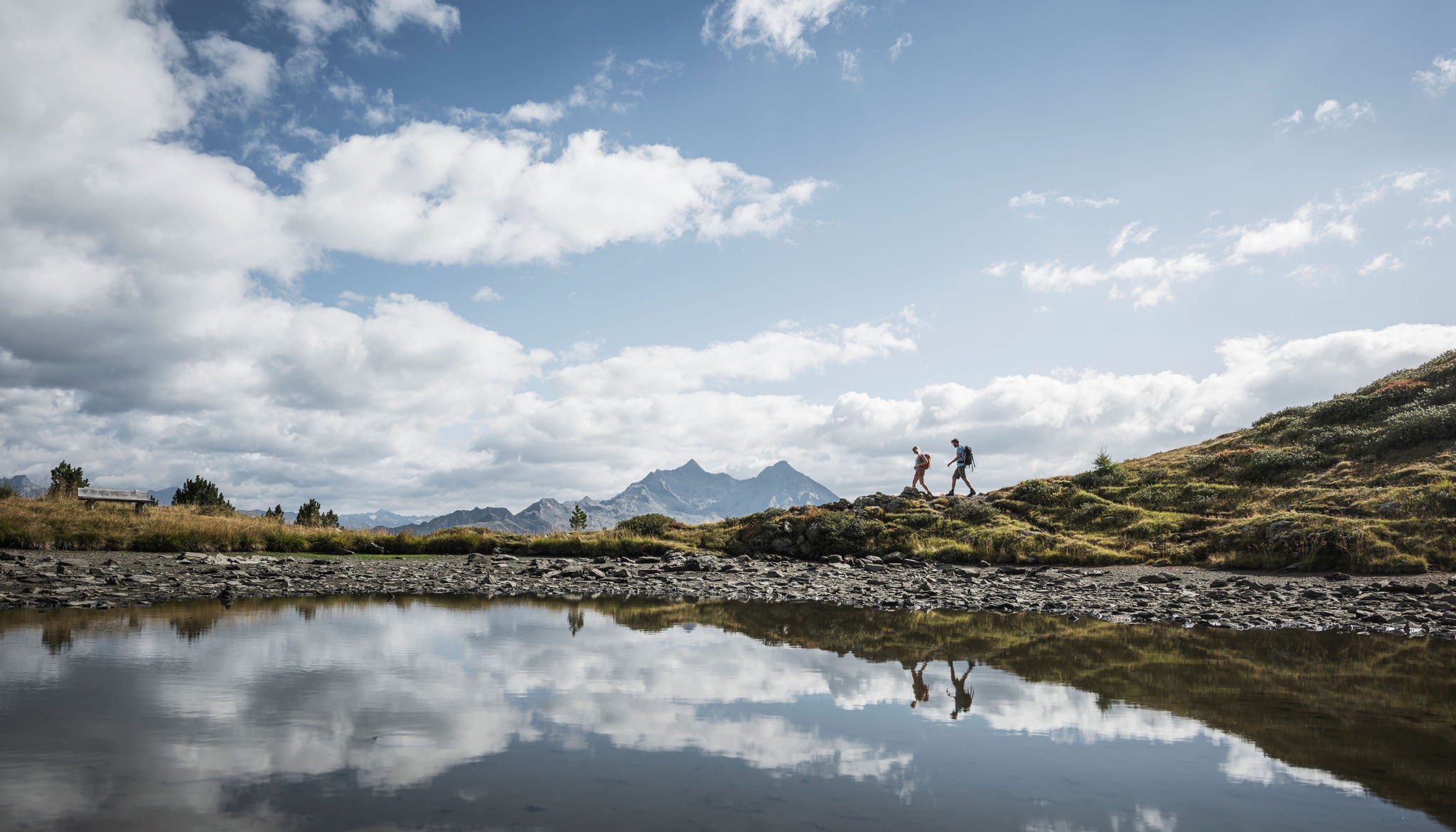 Wanderung bei einem Bergsee im Ahrntal