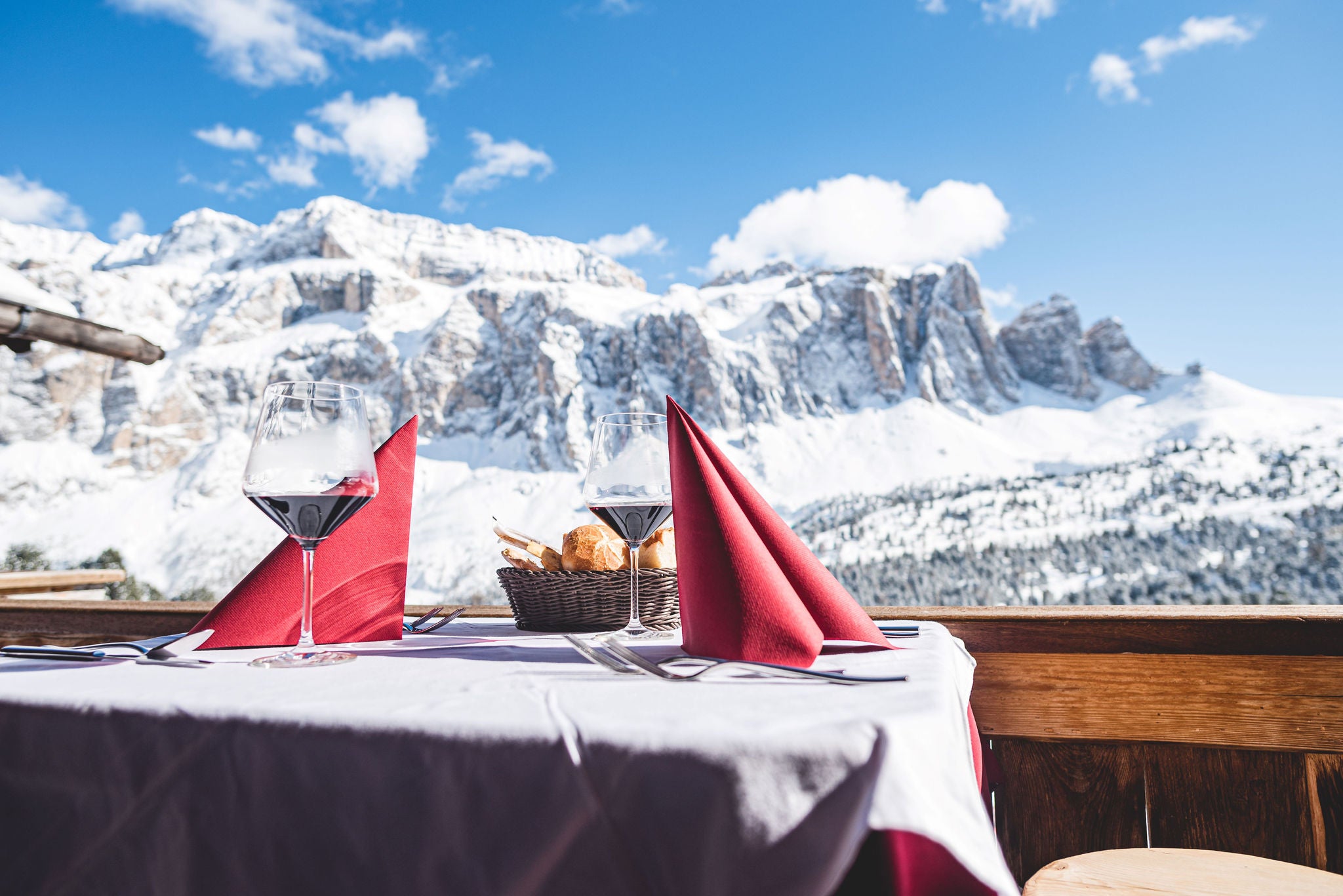 Gedeckter Tisch mit Winterlandschaft in Gröden