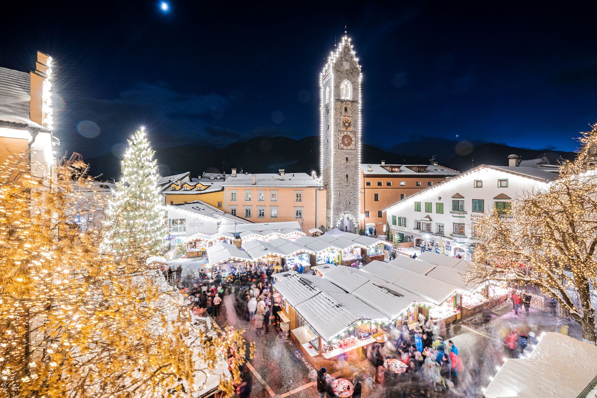 Christkindlmarkt Sterzing in voller Abendbeleuchtung