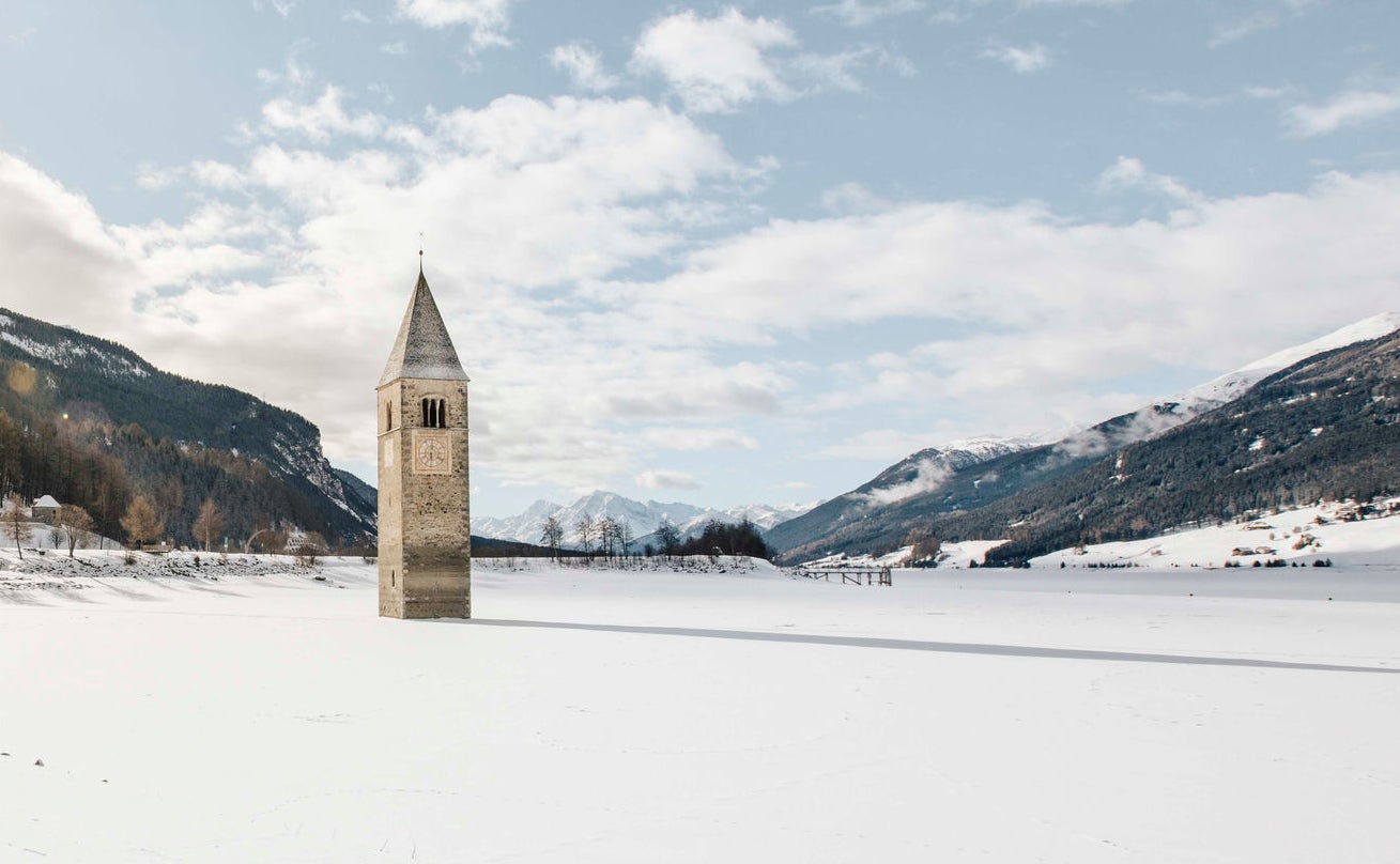 Vinschgau mit dem Reschensee im Winter