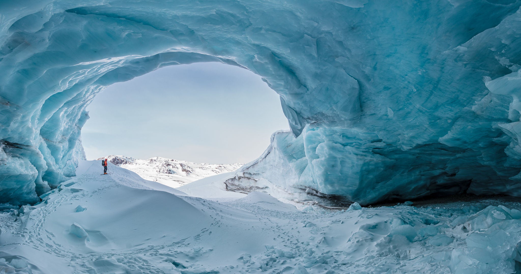 Skifahrer in Gletscherhöhle im Schnalstal