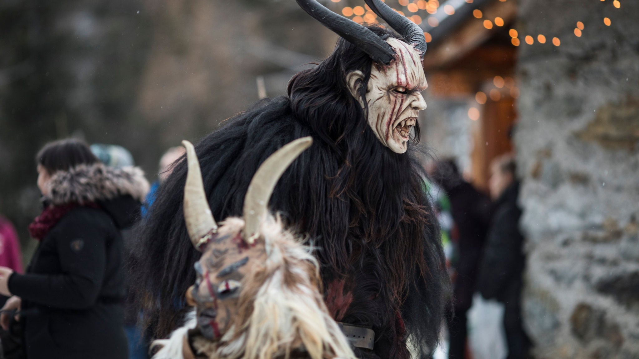 Krampus mit einer schreienden Maske