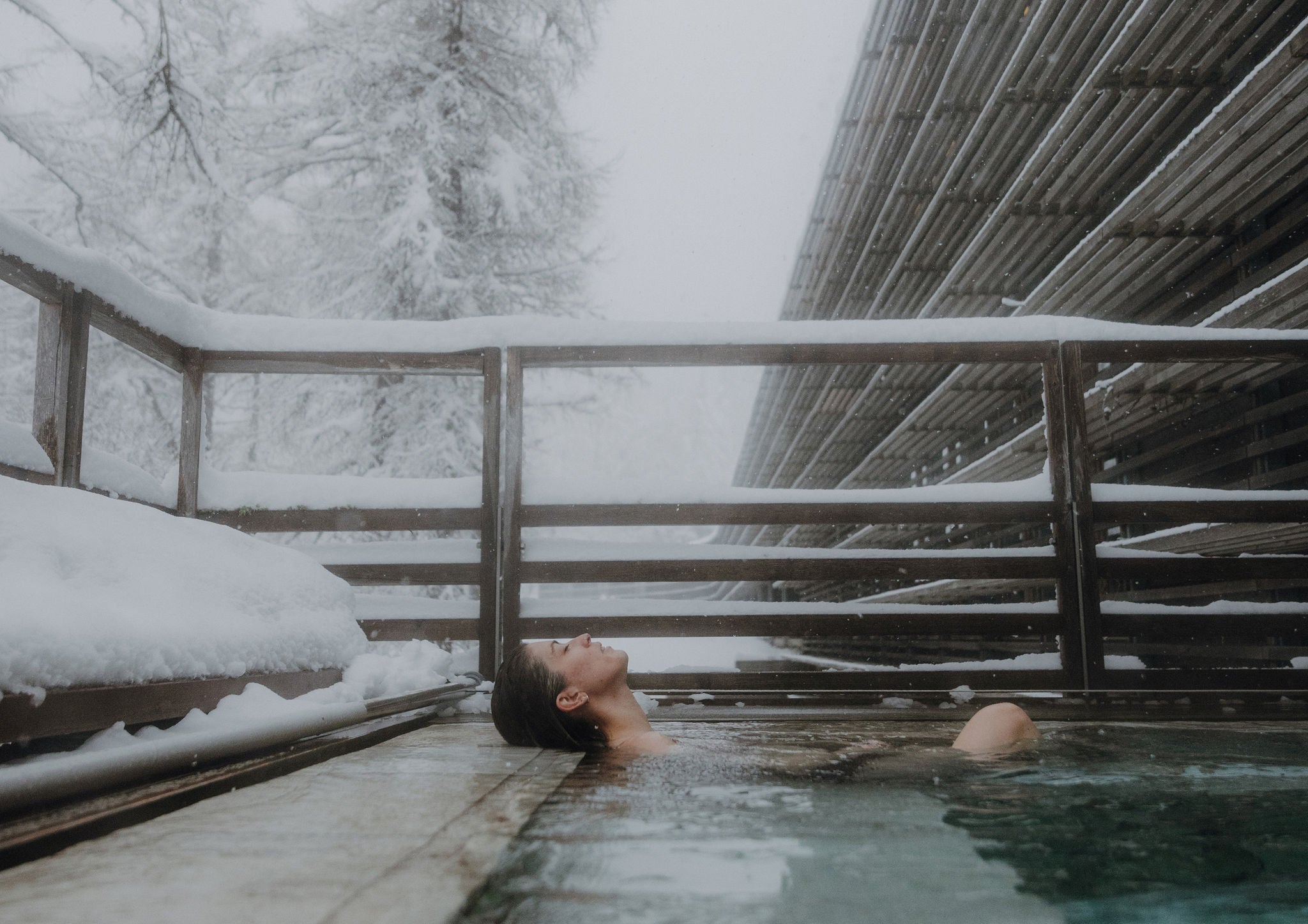 Frau im Outdoorpool im Winter