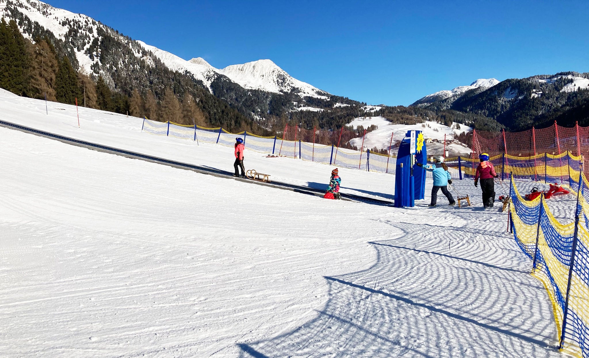 Kinder im Provi Snowpark im Ultental