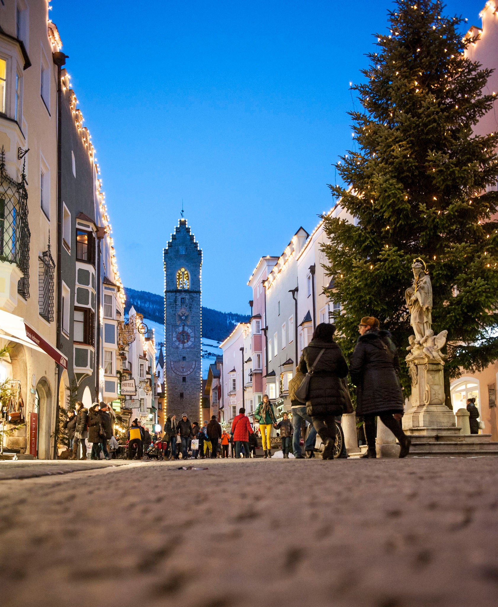 Weihnachtliche Stimmung in der Stadtgasse von Sterzing