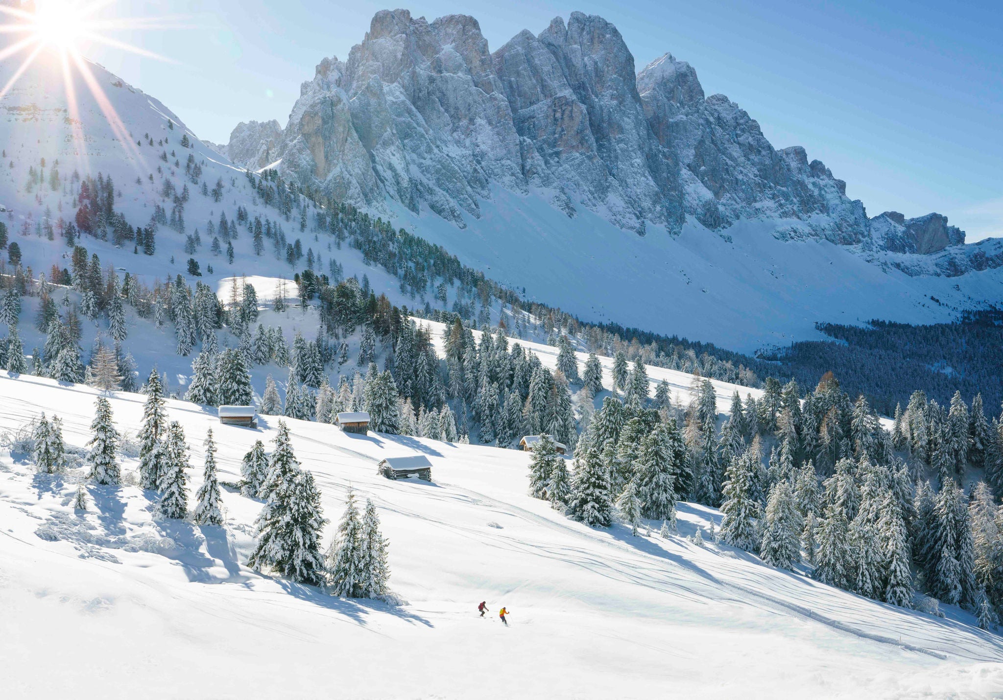 Abfahrt vom Zendleser Kofel, im Hintergrund die Geislerspitzen