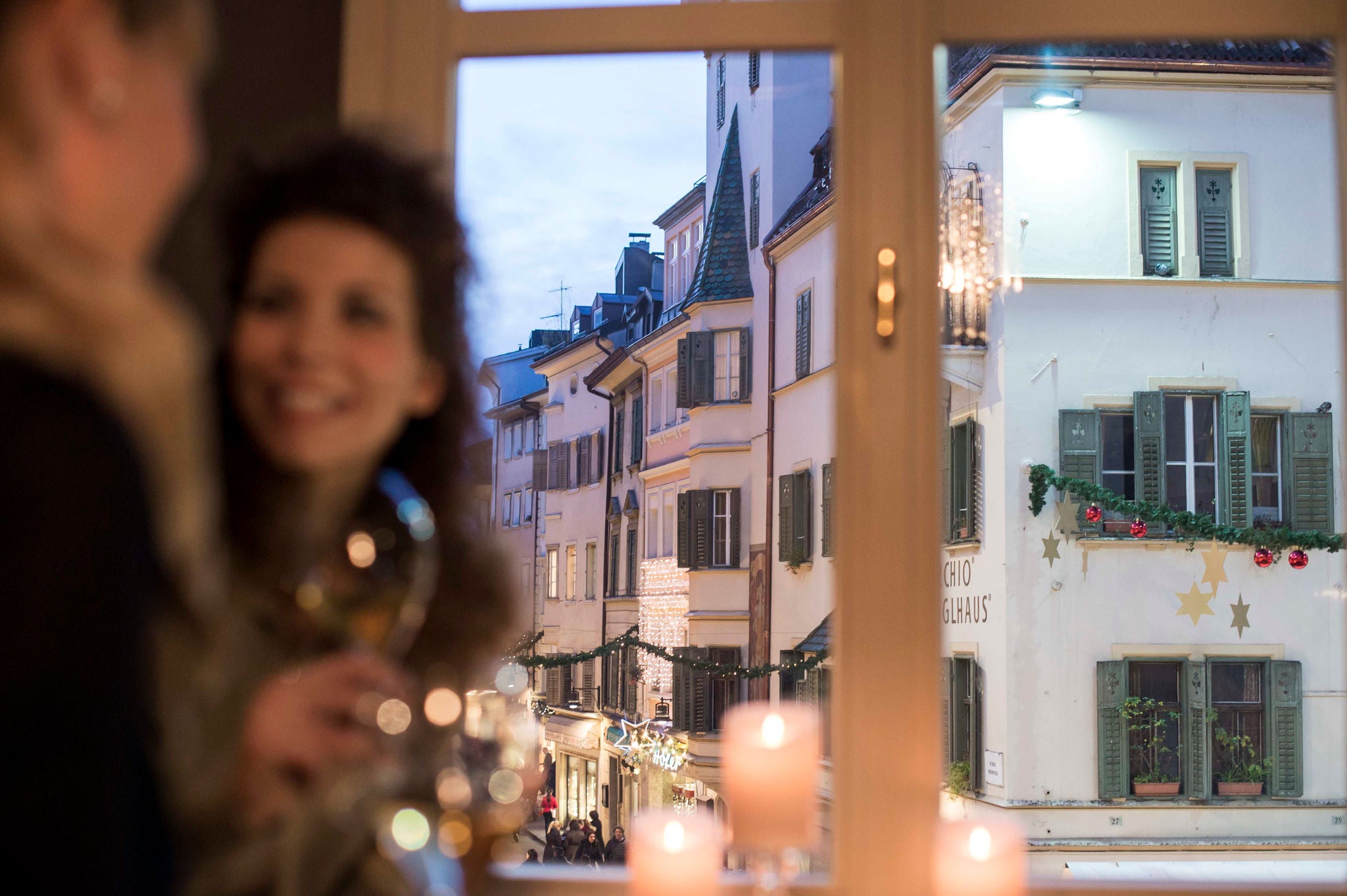 Weihnachtsstimmung in der Altstadt von Bozen, Blick auf den Obstmarkt und die Museumstraße