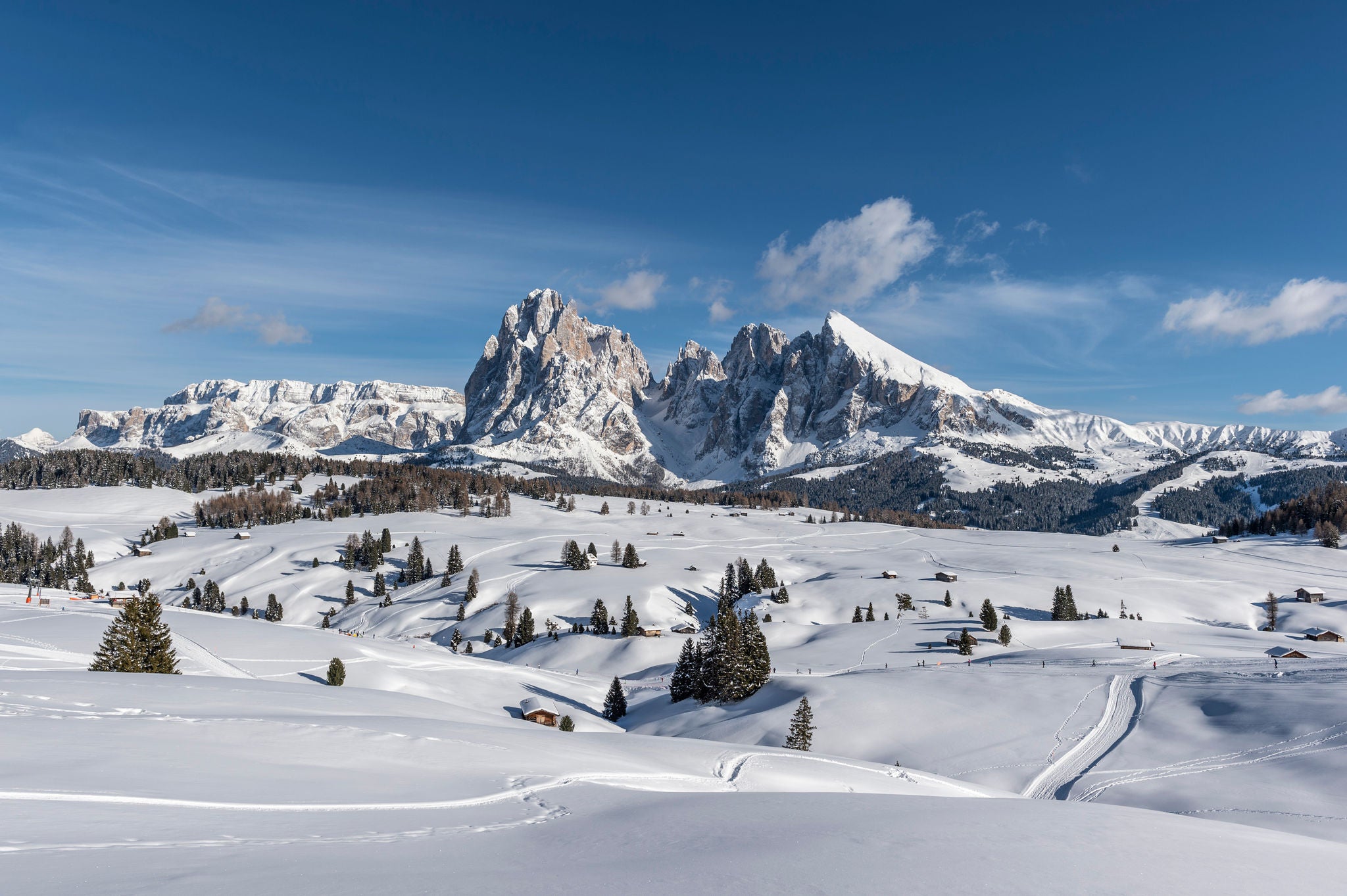 Die Seiser Alm im Winter mit dem Lang- und Plattkofel im Hintergrund