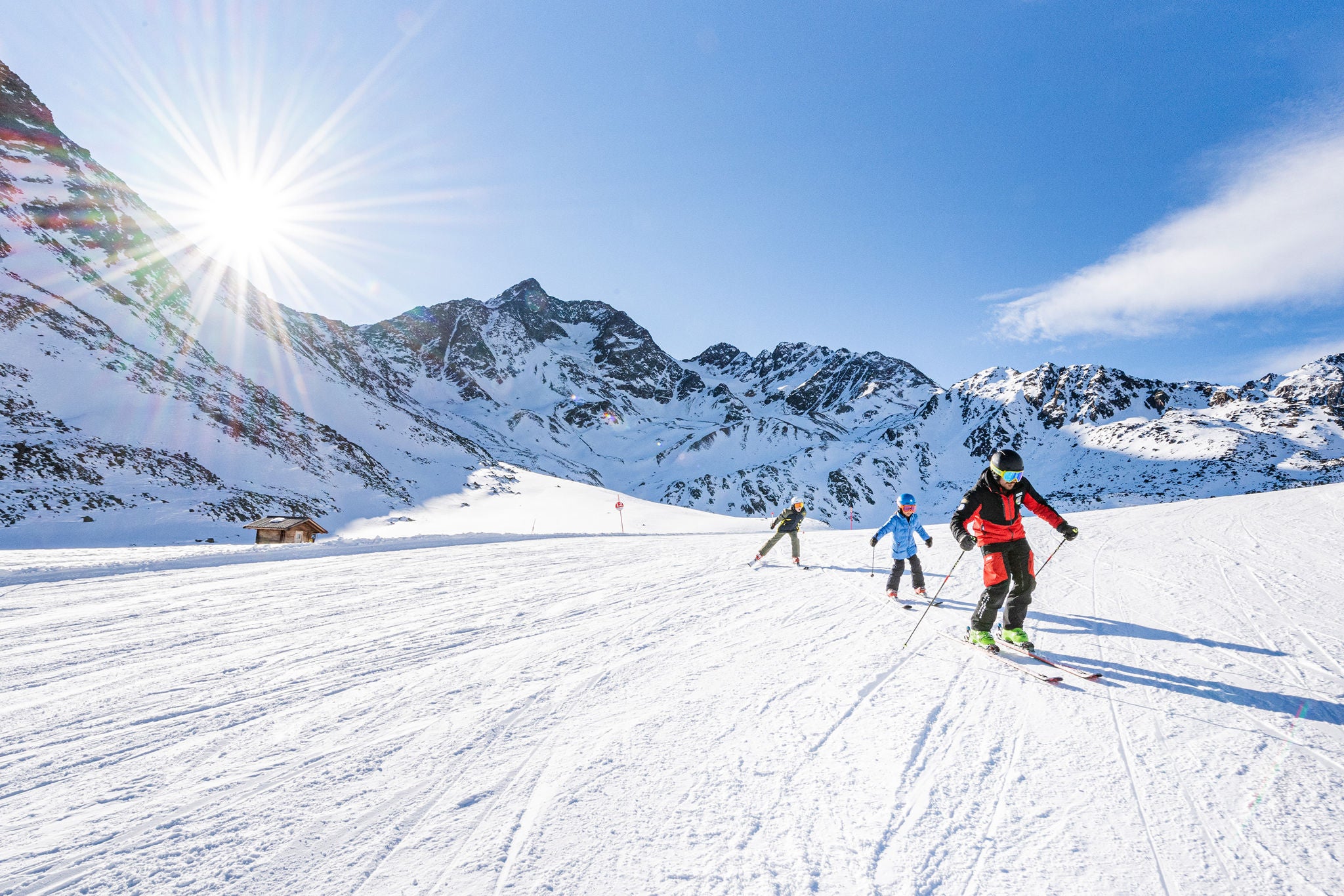 Skilehrer mit zwei Kindern beim Skikurs im Schnalstal