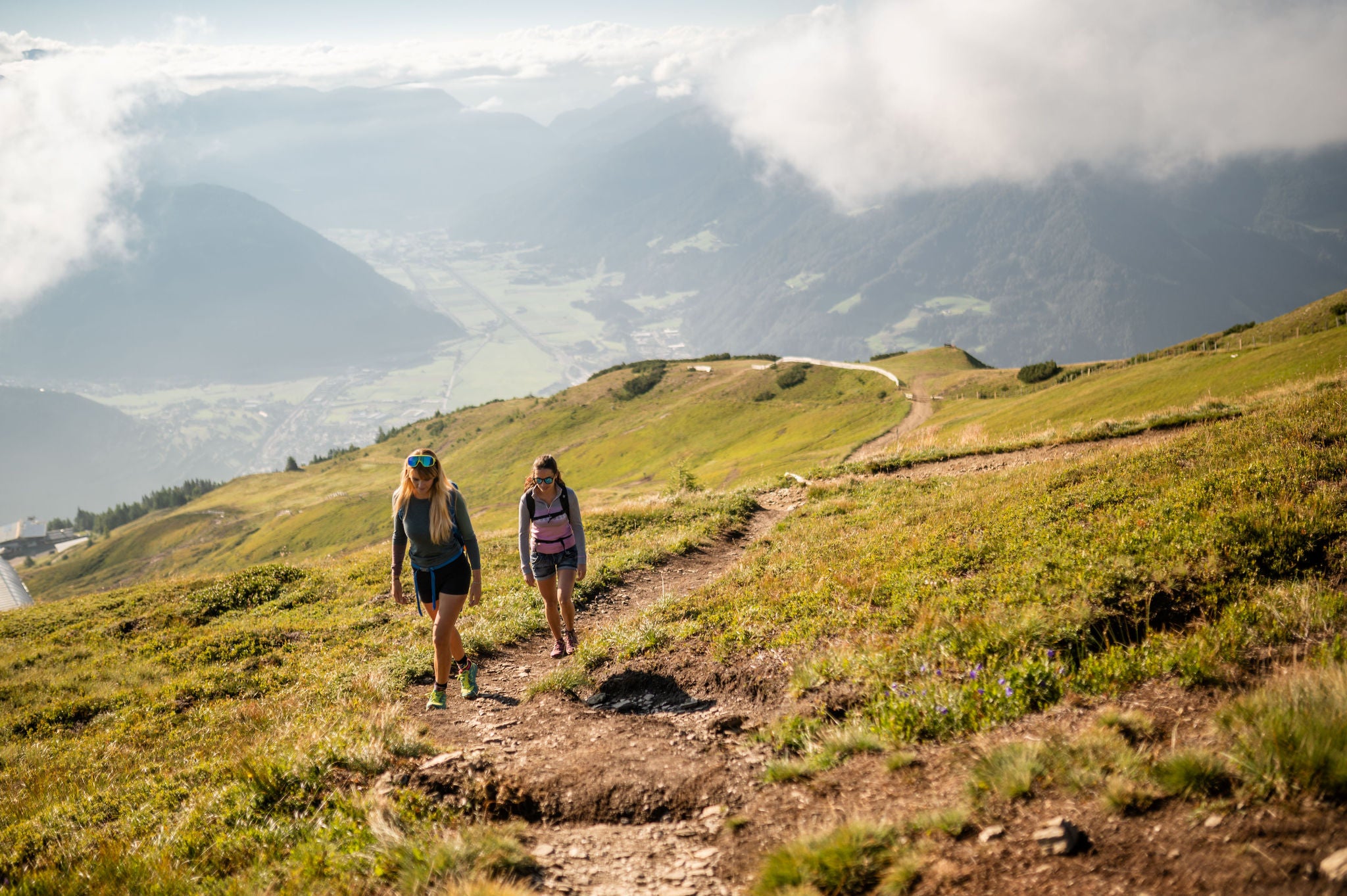 Zwei Frauen wandern im Herbst über Sterzing und Gossensass