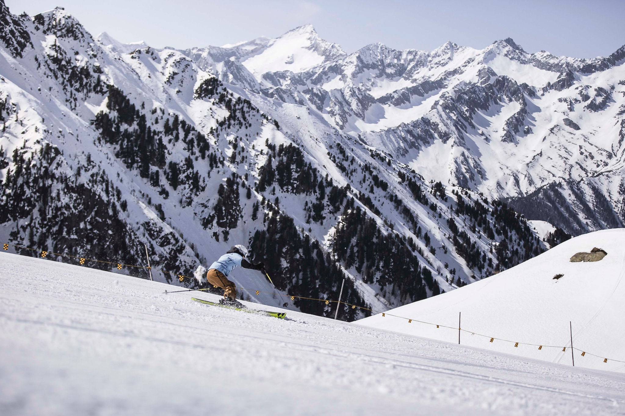 Skifahrer auf Piste am Klausberg mit Bergkulisse im Hintergrund