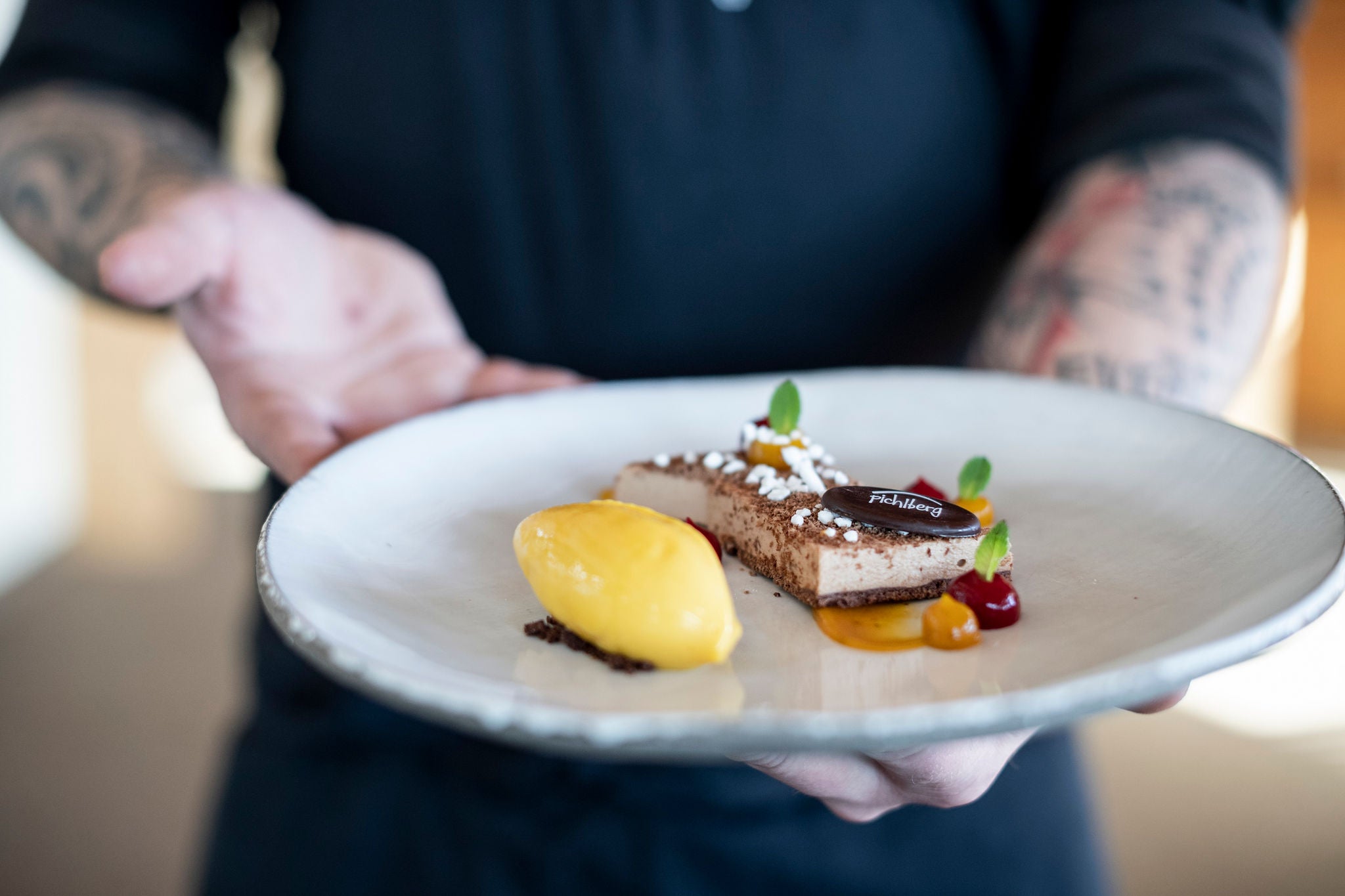 Ein Teller mit Dessert im Restaurant Pichlberg im Sarntal