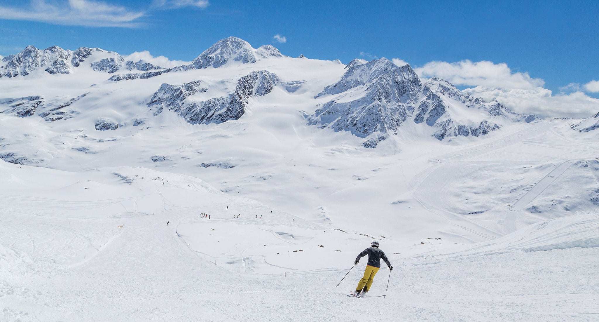 Ein Skifahrer auf den Pisten der Alpin Arena Schnals