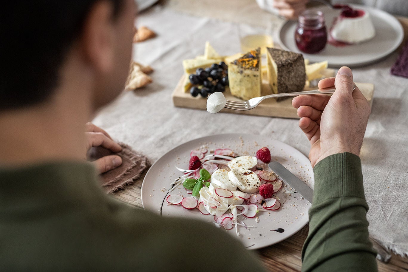 Eine Person isst Käse aus Südtirol
