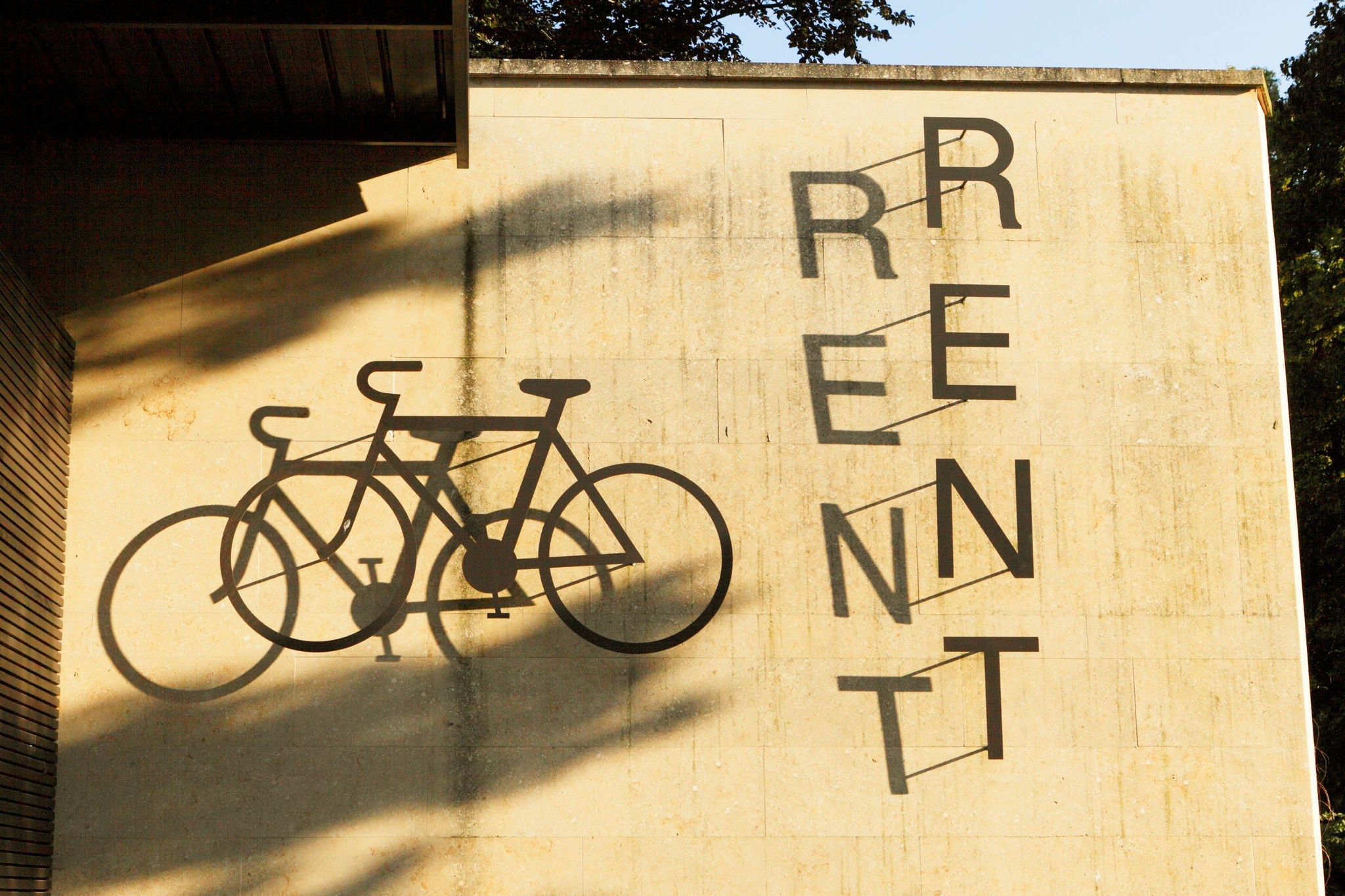 Moderne Beschriftung eines Radverleihs an der Geschäftsfassade