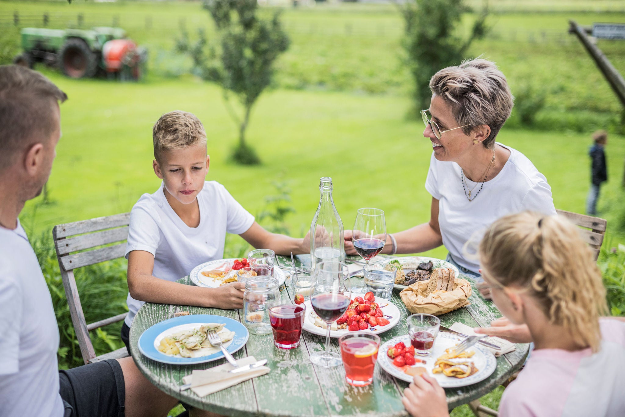 Familie beim Essen im Regiohof im Gsiesertal