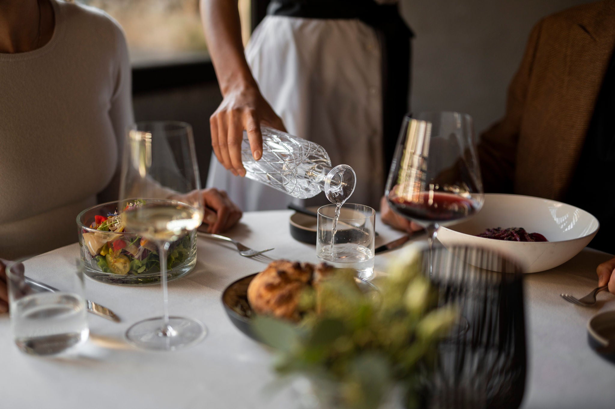 Zwei Personen genießen Wein bei einem Restaurantbesuch