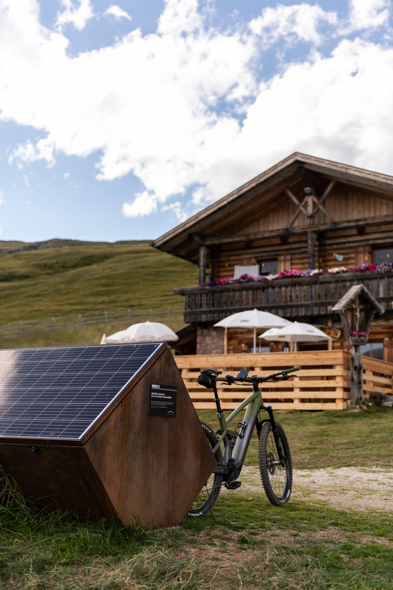 Ladestation bei einer Hütte