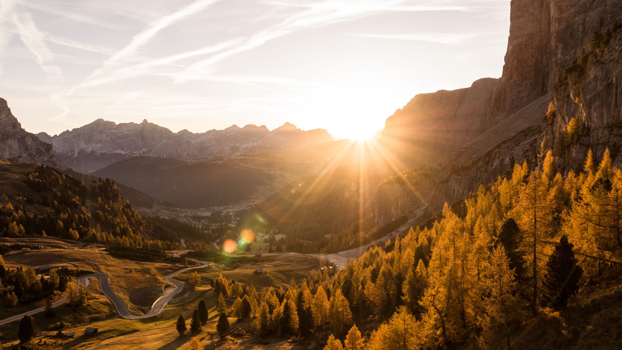 Das Grödnerjoch bei Sonnenuntergang im Herbst