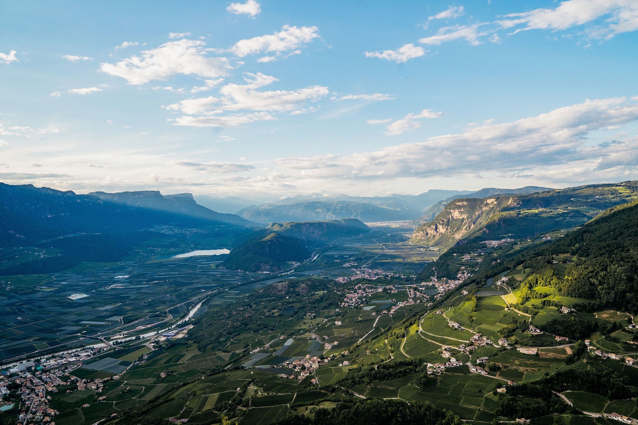 Panoramablick über Castelfeder im Sommer